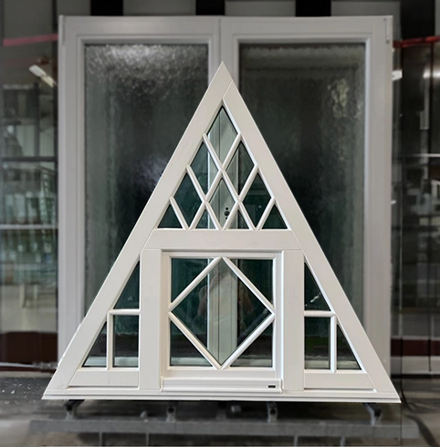 Dreieckiges Holzfenster in Weiß mit Sondersprossen