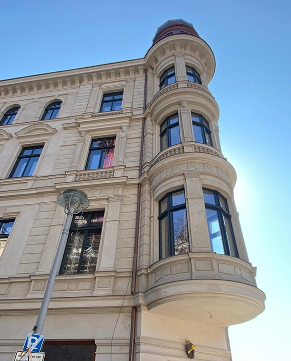 Denkmalschutzfenster in Gruen halbrund in Sonderform für Großprojekt in Berlin