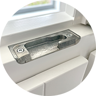 eingelassenes_schliessstuck_nachaussenoffnendes-fenster