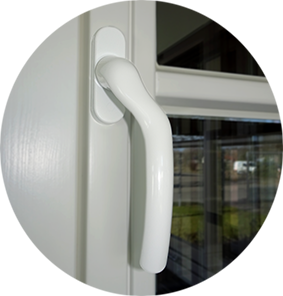 olive_gekropft_nachaussenoffnede-fenster