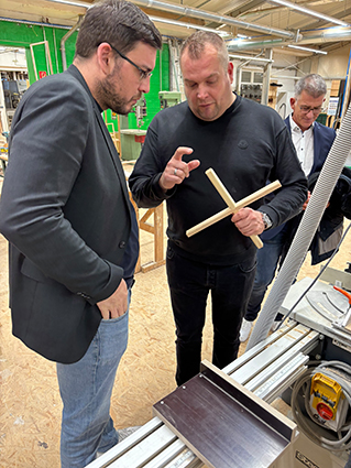 Christian Kubasch bei einer Werksführung in der Sprossenabteilung