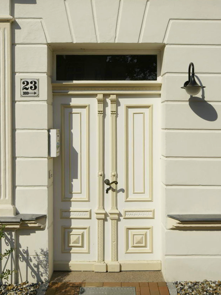 imageZweiflüglige Hauseingangstür mit Zierelementen in Beige